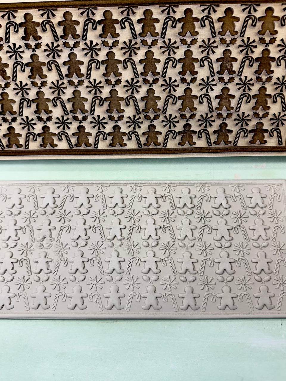 Gingerbread Men & Candy Canes Textured Mug Plank