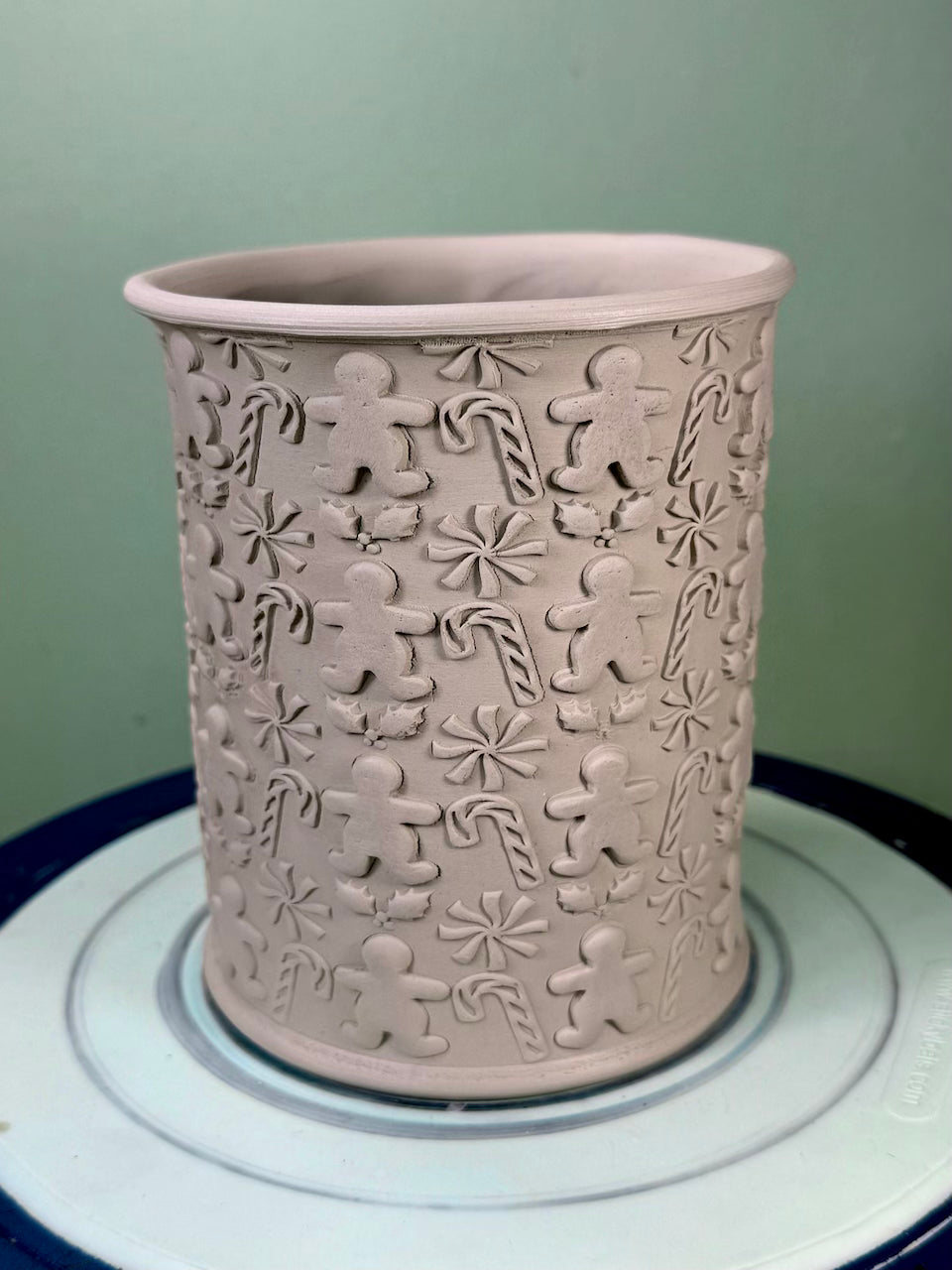 Gingerbread Men & Candy Canes Textured Mug Plank
