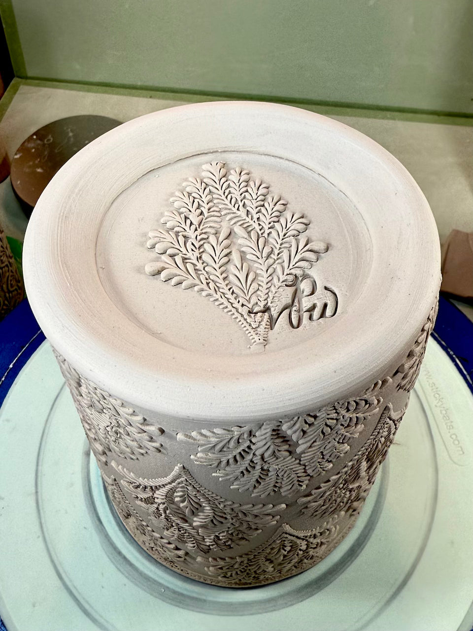 Art Deco (Leaf Fan) Textured Mug Plank