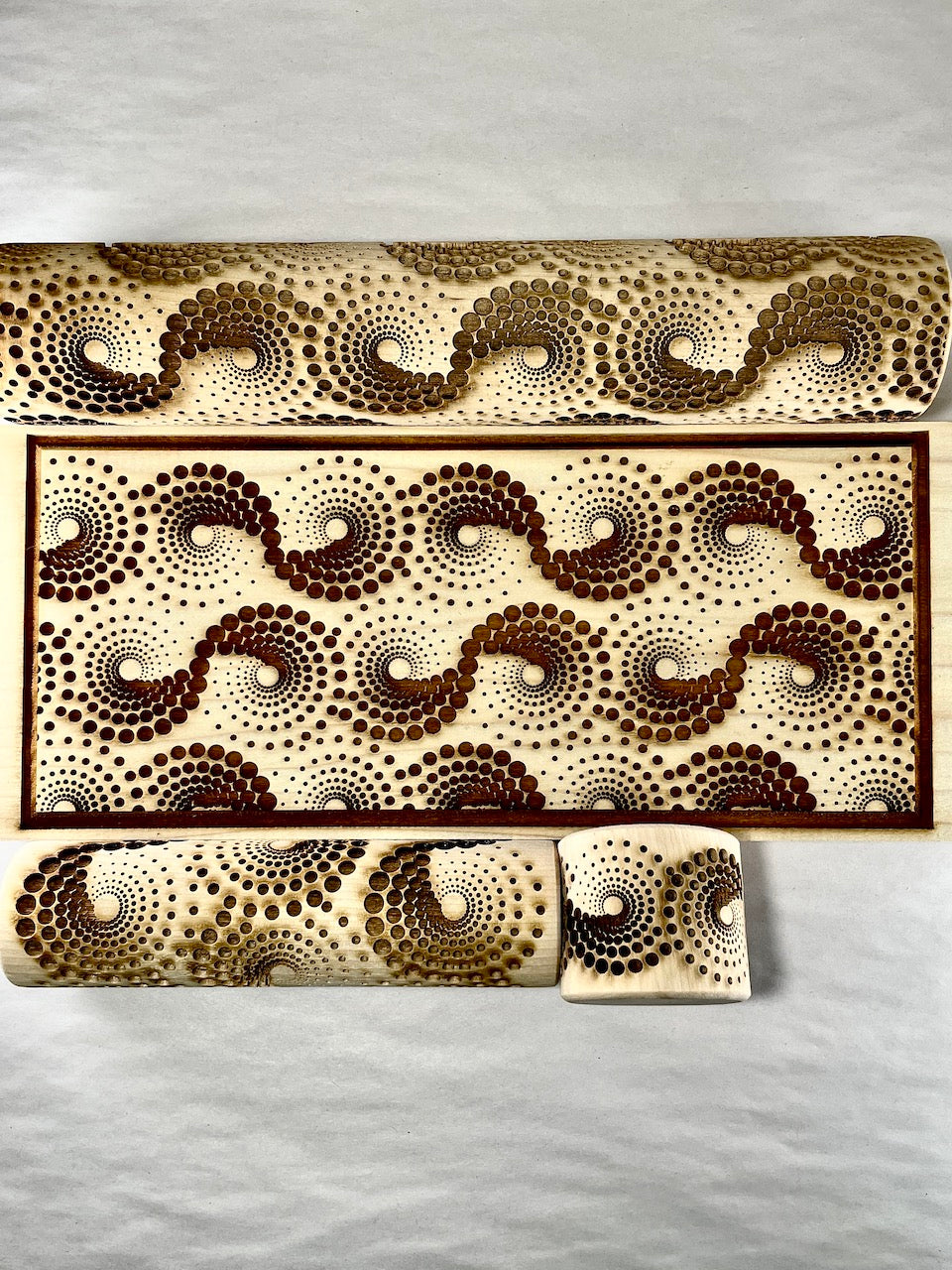 Dizzy Spirals Textured Mug Plank