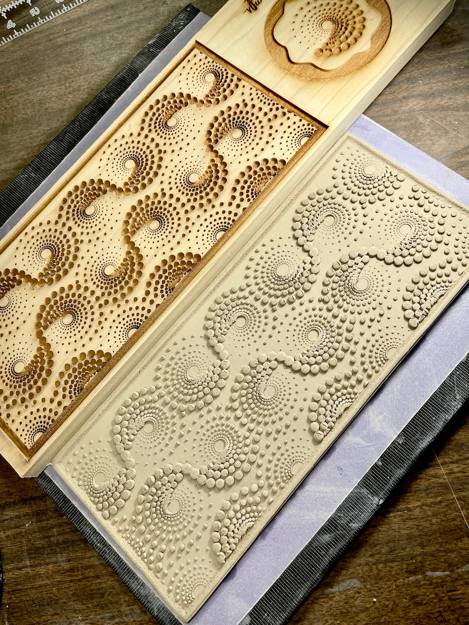 Dizzy Spirals Textured Mug Plank