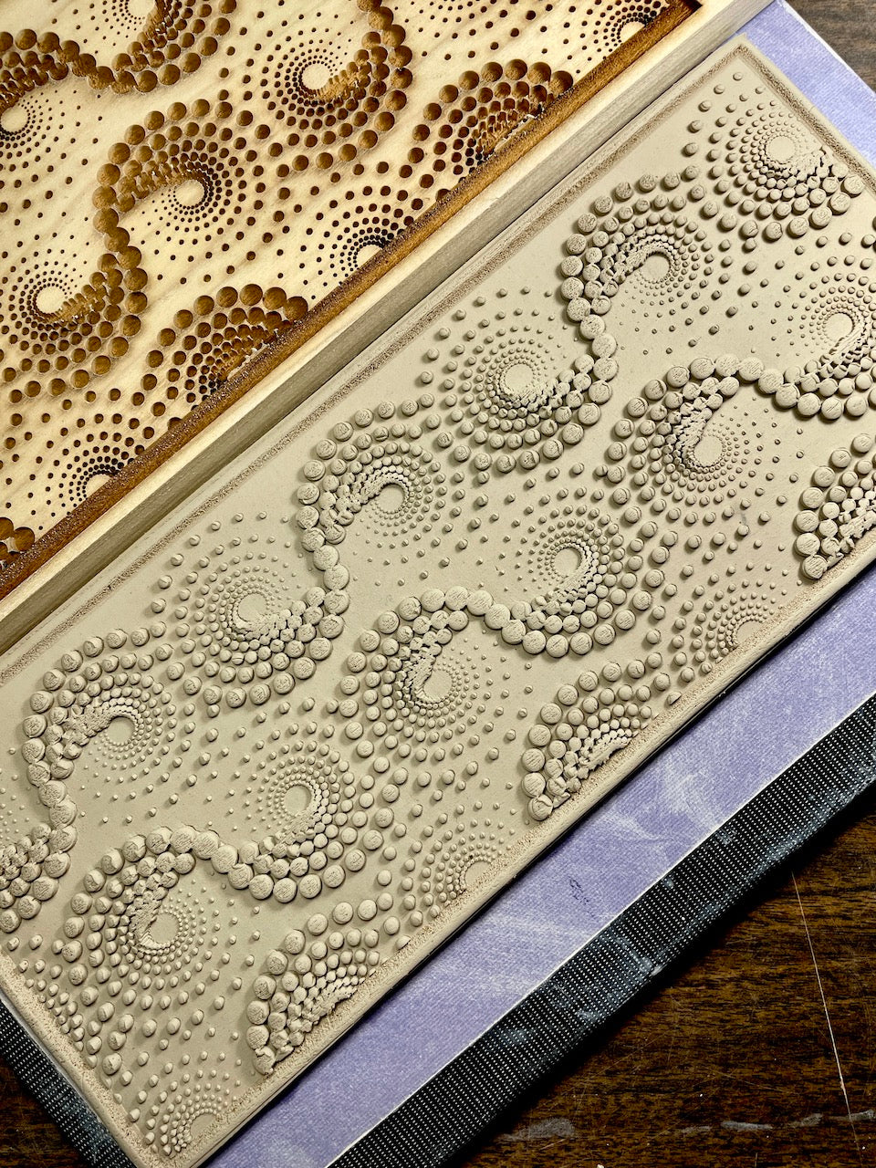 Dizzy Spirals Textured Mug Plank