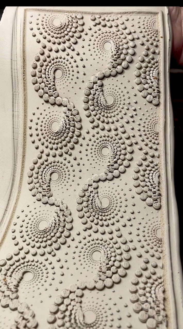 Dizzy Spirals Textured Mug Plank