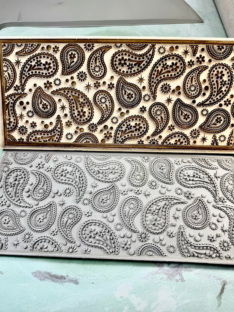 Paisley Textured Mug Plank