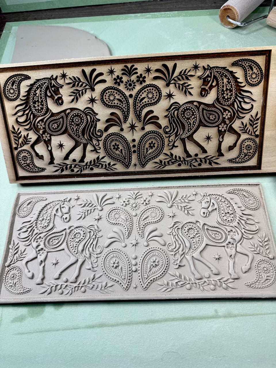 Paisley Pony Textured Mug Plank