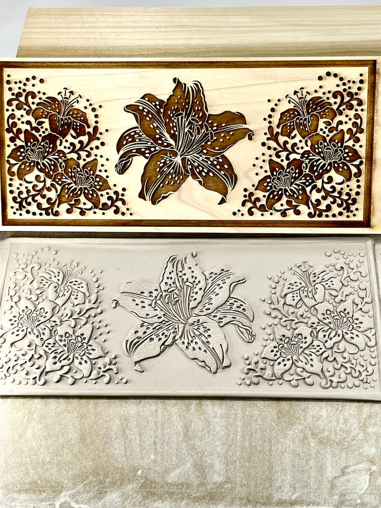 Tiger Lily (Detailed) Textured Mug Plank