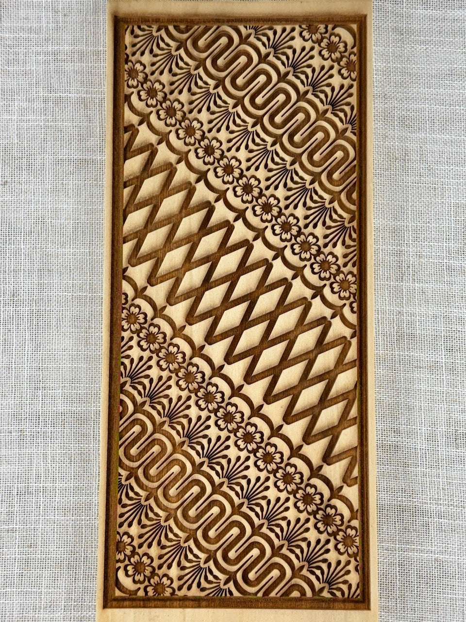 Flower Trellis Textured Mug Plank