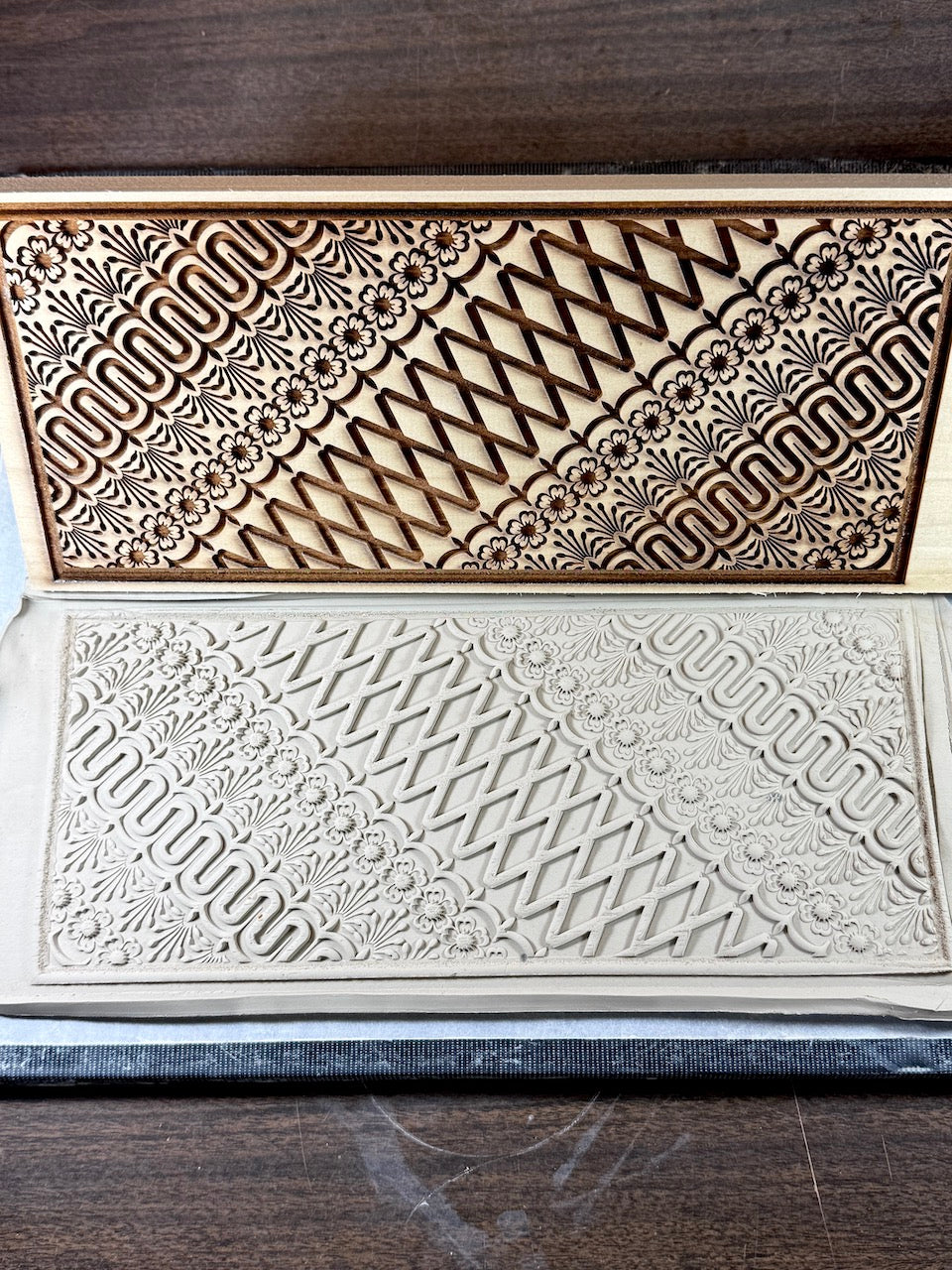 Flower Trellis Textured Mug Plank