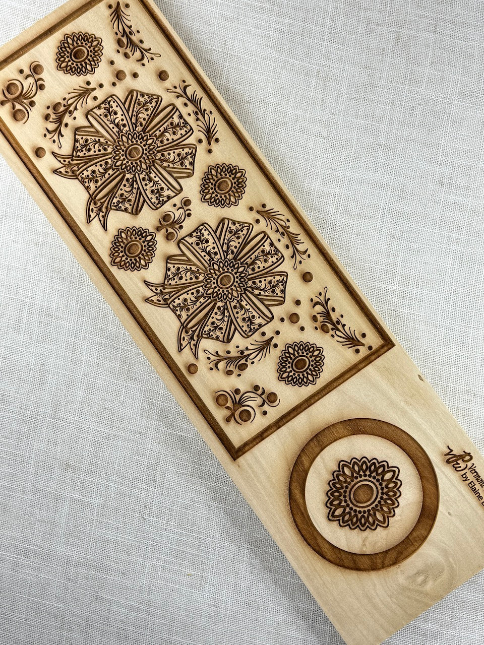 Bow Detailed Textured Mug Plank