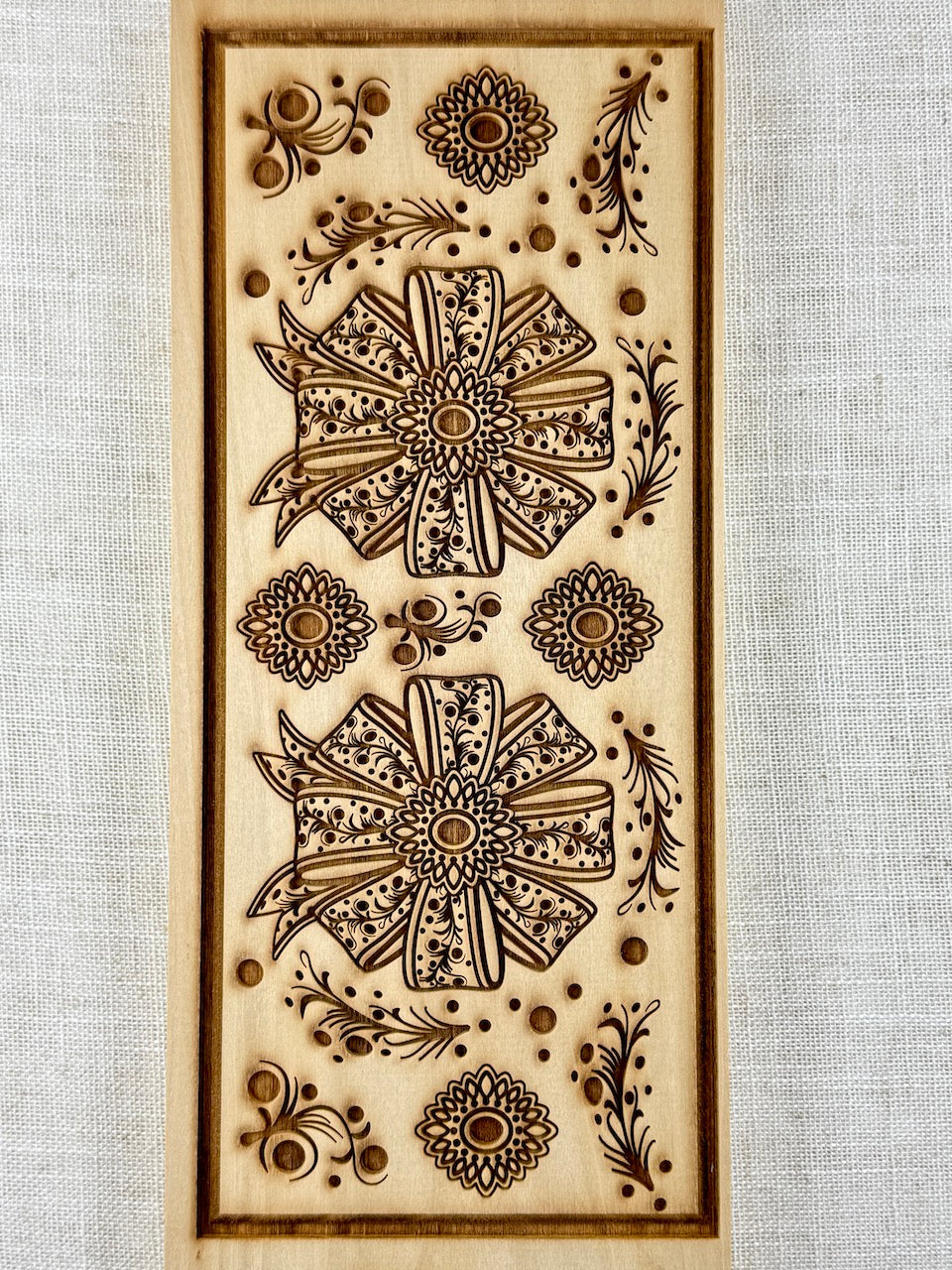 Bow Detailed Textured Mug Plank