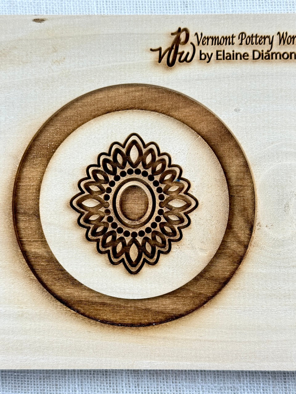 Bow Detailed Textured Mug Plank